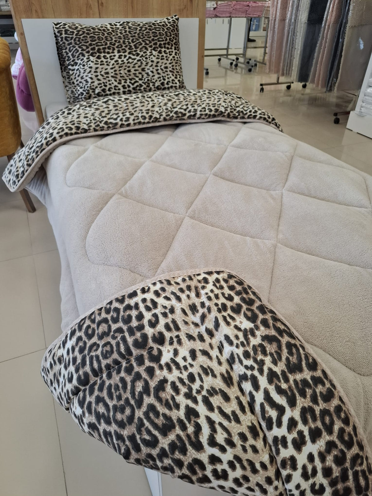 ETE HOMETEX TEK KİŞİLİK LÜX WELSOFT YORGAN SETİ LEOPAR BEJ 155X215CM 8696474231961